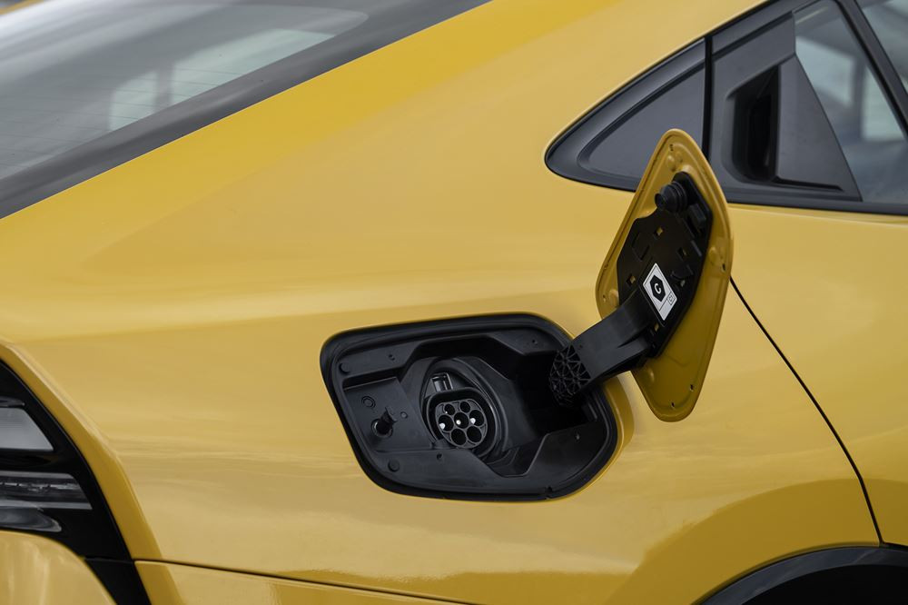 La Toyota Prius hybride rechargeable adopte une silhouette aérodynamique fluide de type coupé