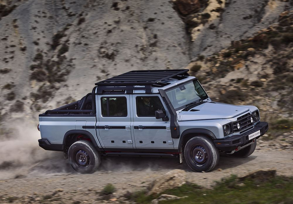 Le pick-up double cab Ineos Grenadier Quartermaster en approche