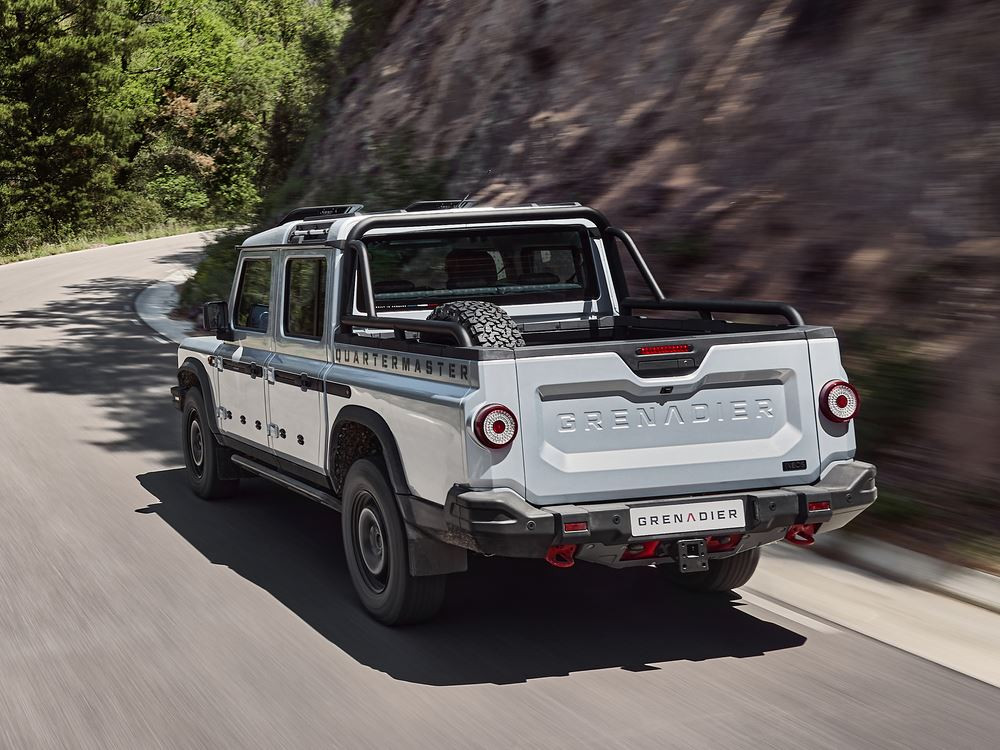 Le pick-up double cab Ineos Grenadier Quartermaster en approche