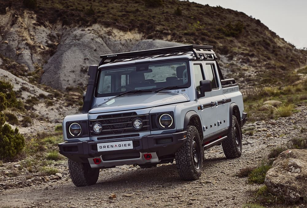Le pick-up double cab Ineos Grenadier Quartermaster en approche