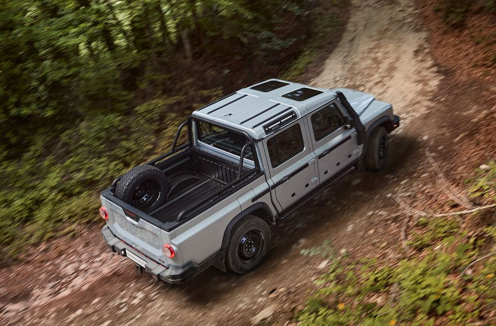 Le pick-up double cab Ineos Grenadier Quartermaster en approche