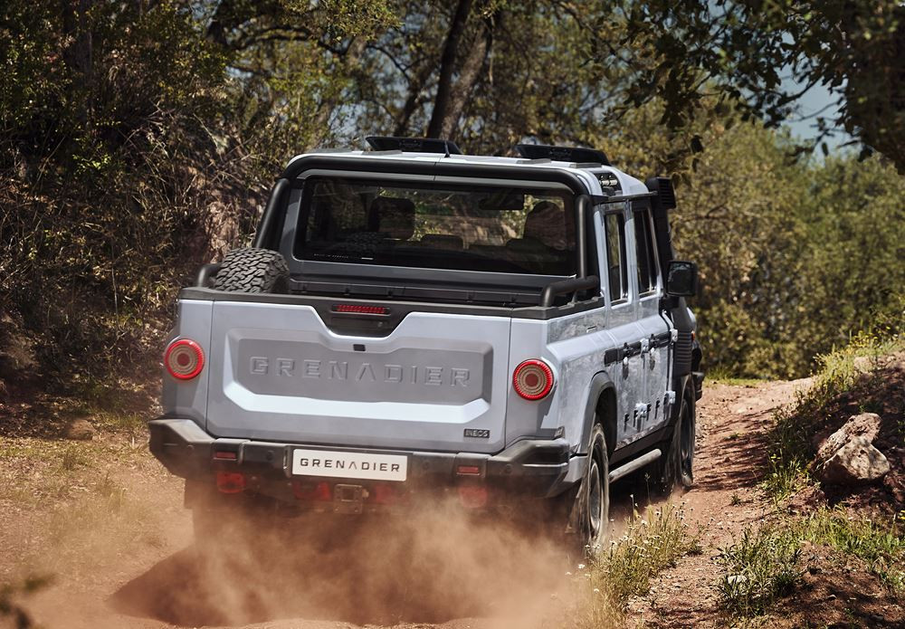 Le pick-up double cab Ineos Grenadier Quartermaster en approche