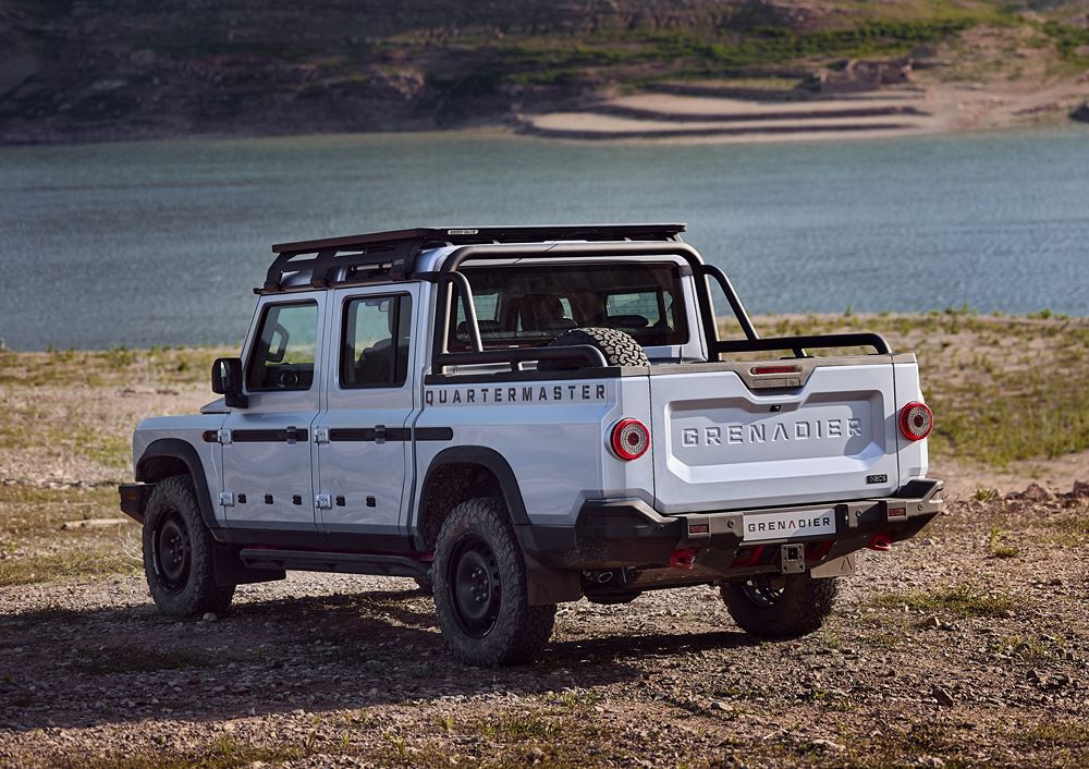 Le pick-up double cab Ineos Grenadier Quartermaster en approche