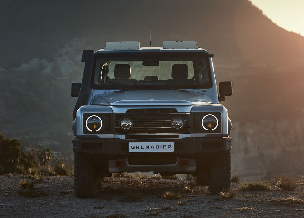 Le pick-up double cab Ineos Grenadier Quartermaster en approche