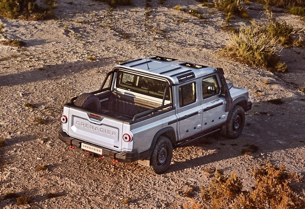 Le pick-up double cab Ineos Grenadier Quartermaster en approche