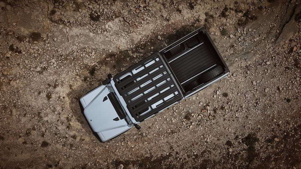 Le pick-up double cab Ineos Grenadier Quartermaster en approche