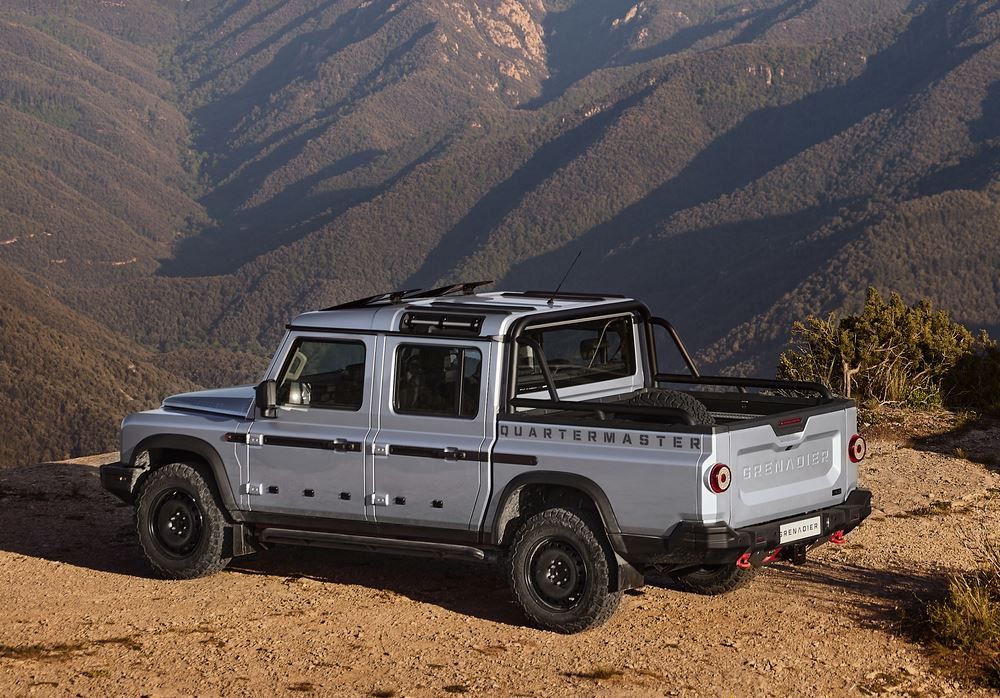 Le pick-up double cab Ineos Grenadier Quartermaster en approche