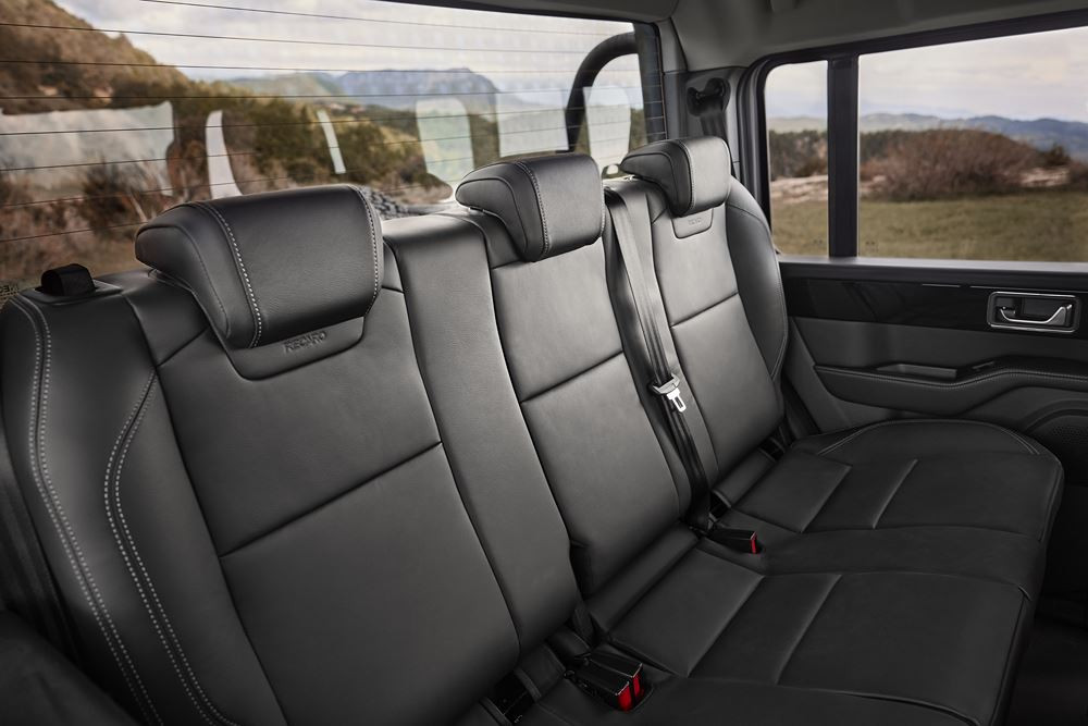 Le pick-up double cab Ineos Grenadier Quartermaster en approche
