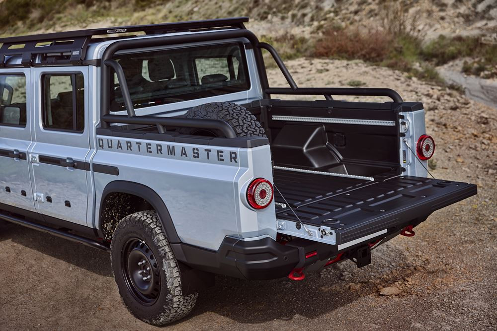 Le pick-up double cab Ineos Grenadier Quartermaster en approche