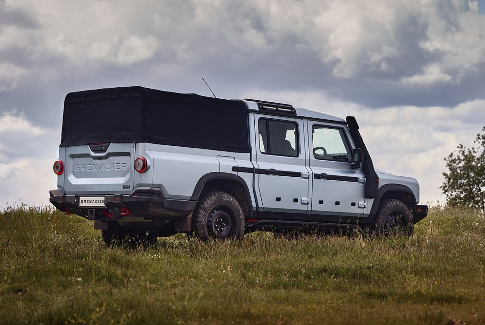 Le pick-up double cab Ineos Grenadier Quartermaster en approche