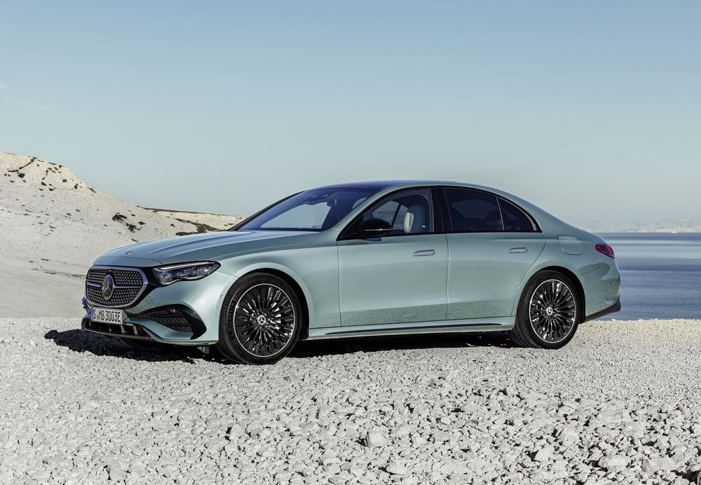 La berline classique à trois volumes Mercedes Classe E de sixième génération en approche