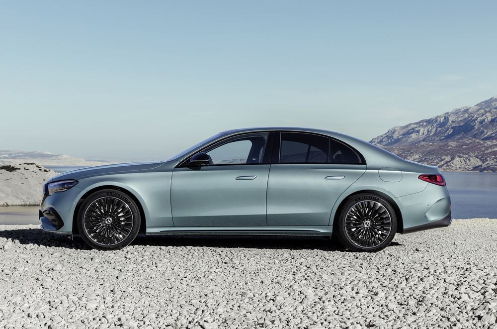 La berline classique à trois volumes Mercedes Classe E de sixième génération en approche