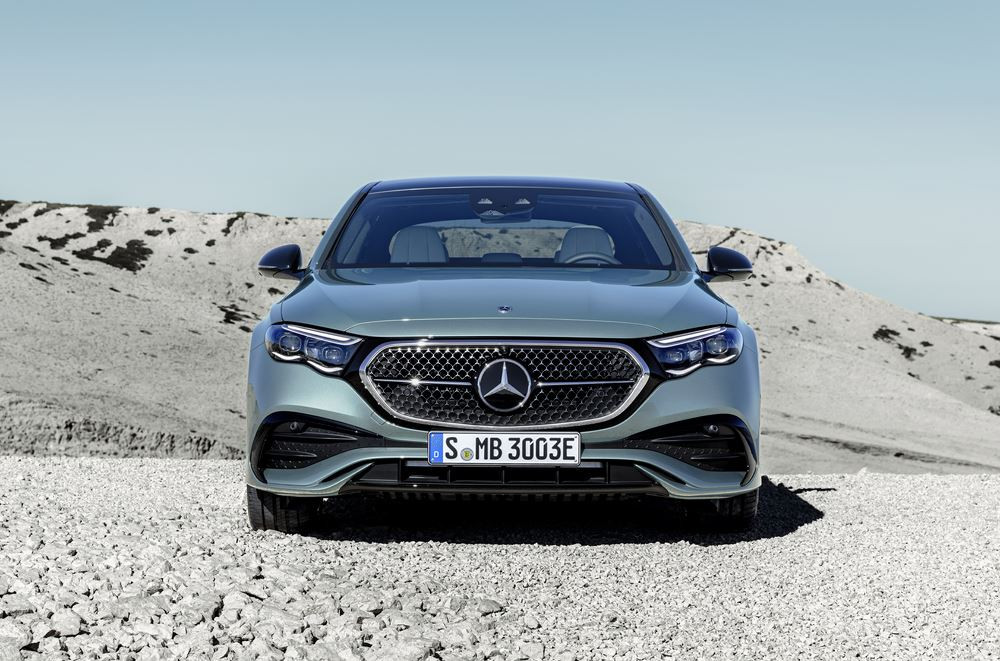La berline classique à trois volumes Mercedes Classe E de sixième génération en approche