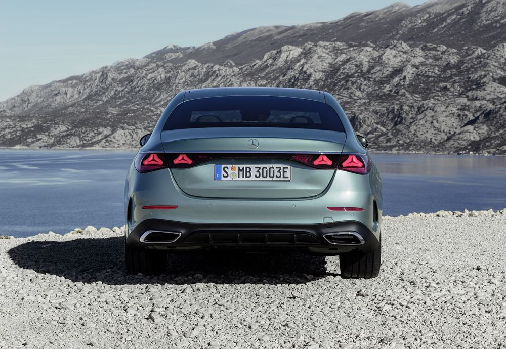 La berline classique à trois volumes Mercedes Classe E de sixième génération en approche