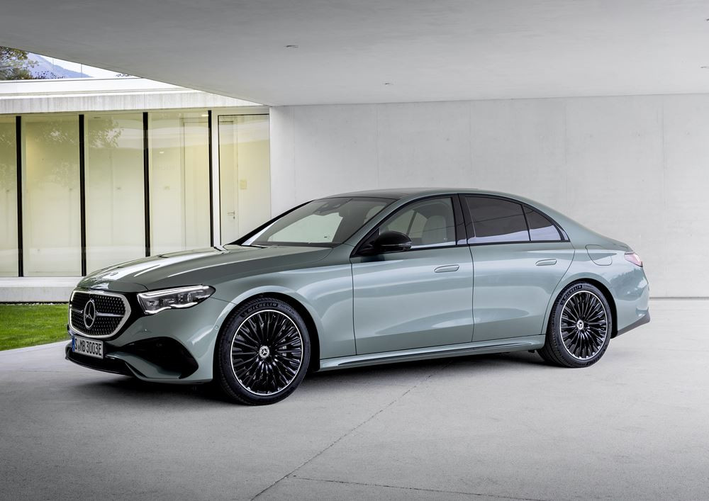 La berline classique à trois volumes Mercedes Classe E de sixième génération en approche