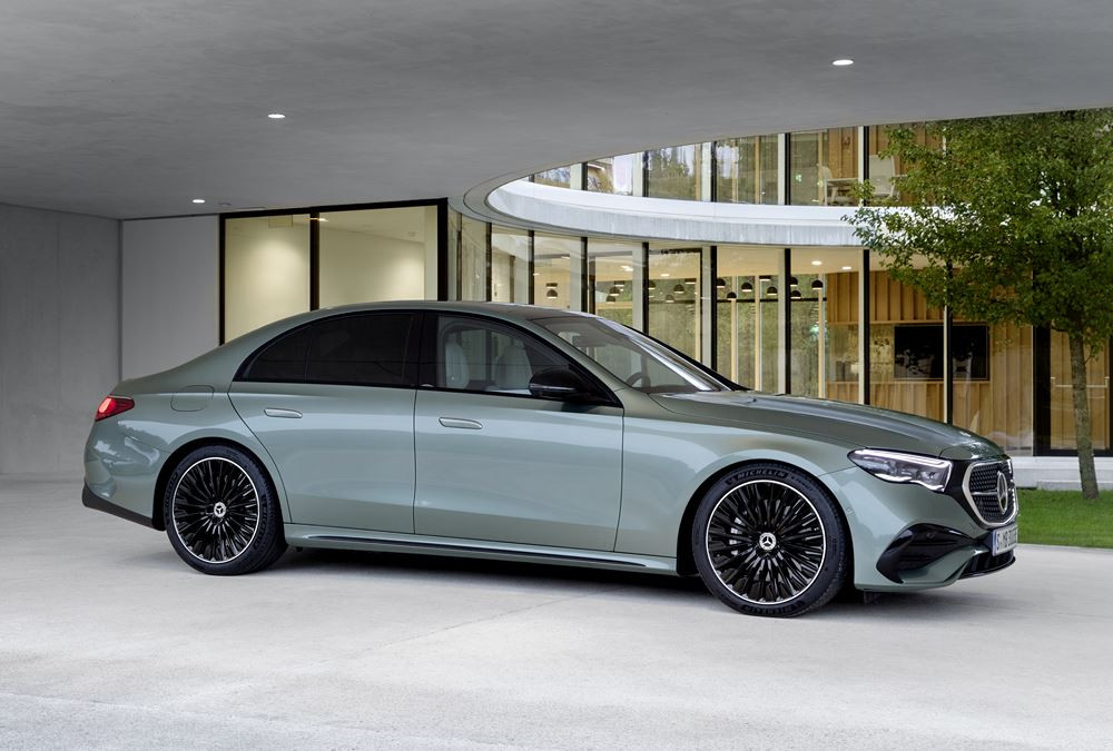 La berline classique à trois volumes Mercedes Classe E de sixième génération en approche