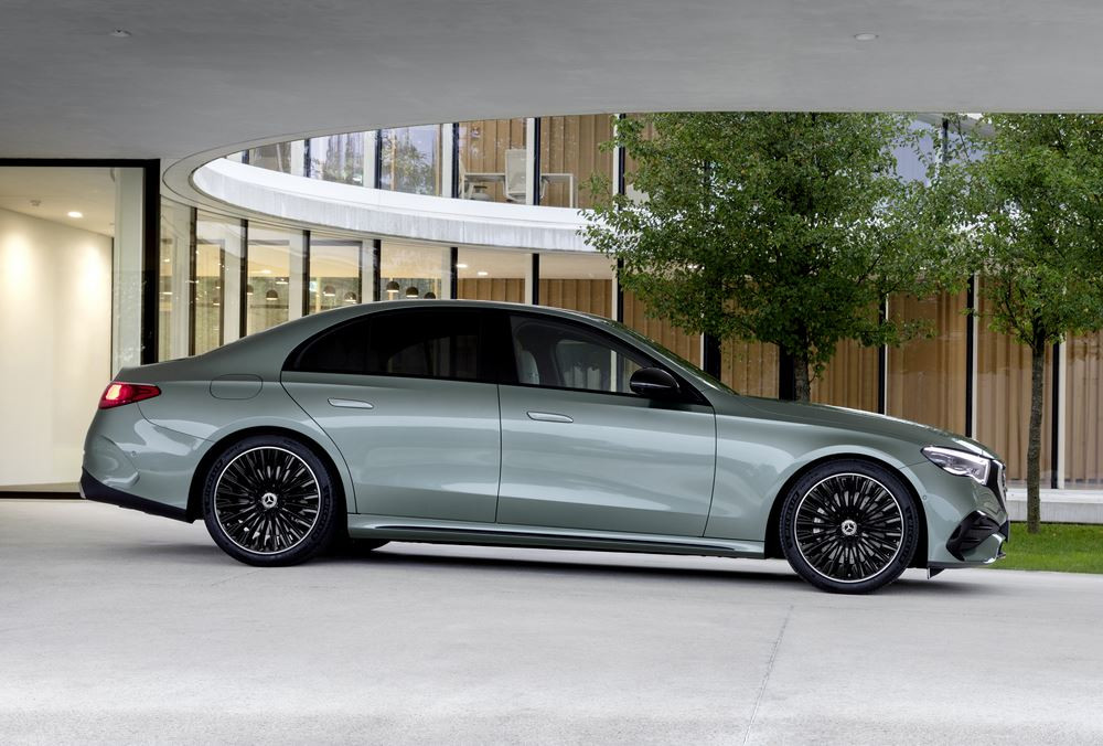La berline classique à trois volumes Mercedes Classe E de sixième génération en approche