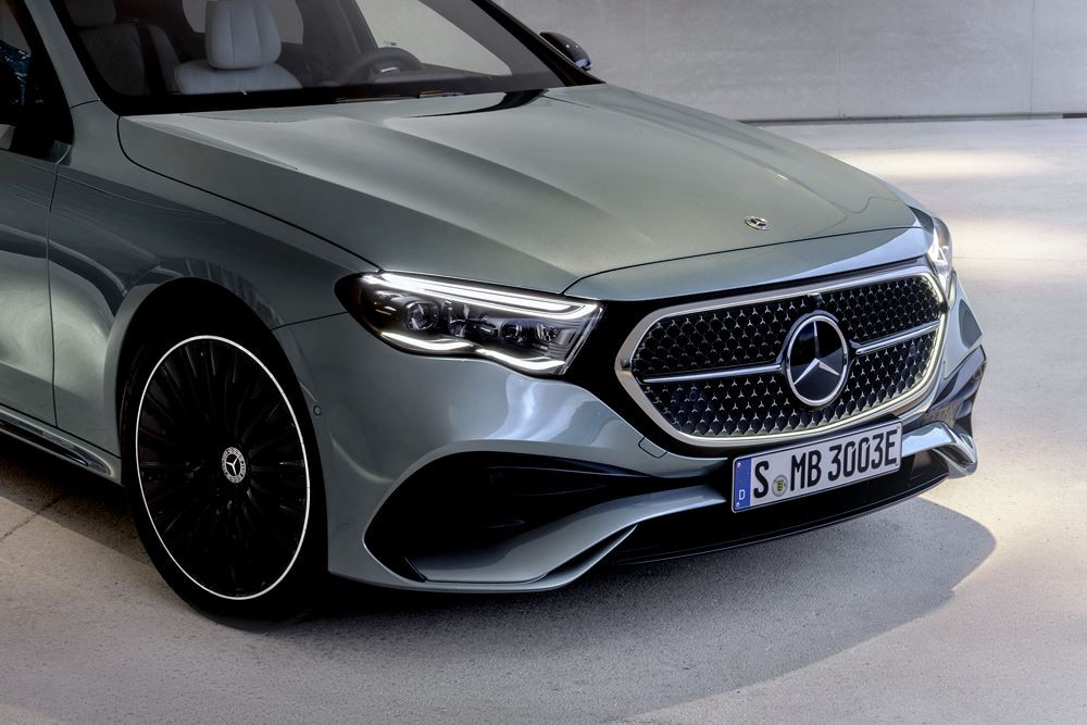 La berline classique à trois volumes Mercedes Classe E de sixième génération en approche