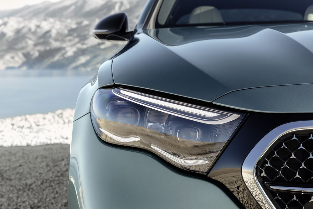 La berline classique à trois volumes Mercedes Classe E de sixième génération en approche
