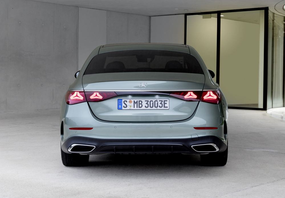La berline classique à trois volumes Mercedes Classe E de sixième génération en approche