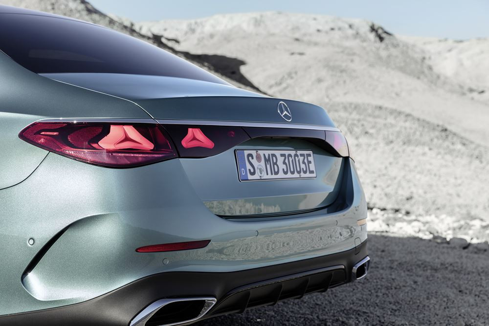 La berline classique à trois volumes Mercedes Classe E de sixième génération en approche