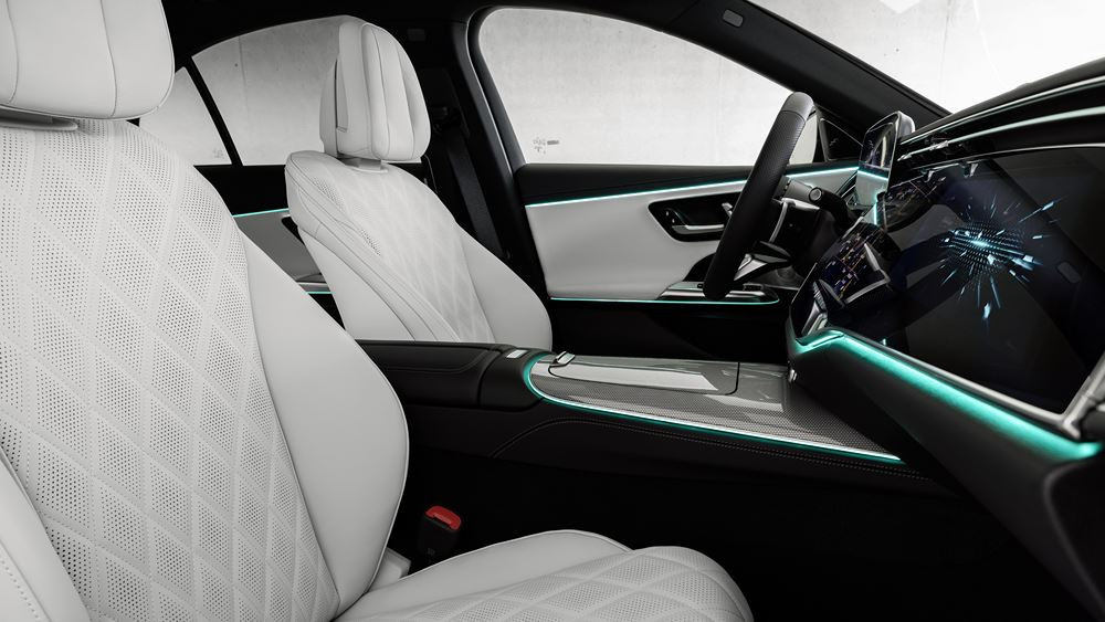 La berline classique à trois volumes Mercedes Classe E de sixième génération en approche