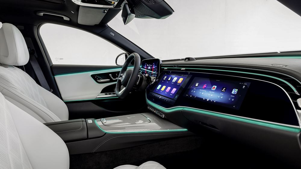 La berline classique à trois volumes Mercedes Classe E de sixième génération en approche