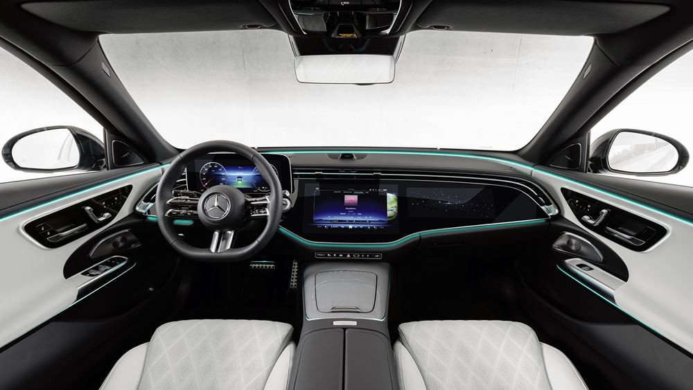 La berline classique à trois volumes Mercedes Classe E de sixième génération en approche