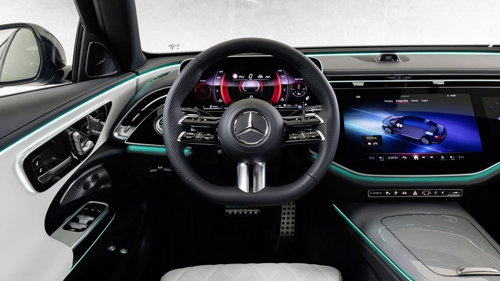 La berline classique à trois volumes Mercedes Classe E de sixième génération en approche