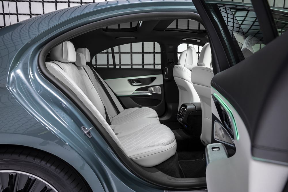 La berline classique à trois volumes Mercedes Classe E de sixième génération en approche