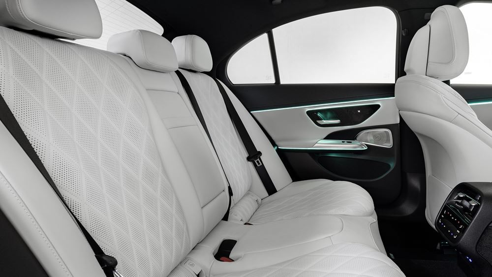 La berline classique à trois volumes Mercedes Classe E de sixième génération en approche