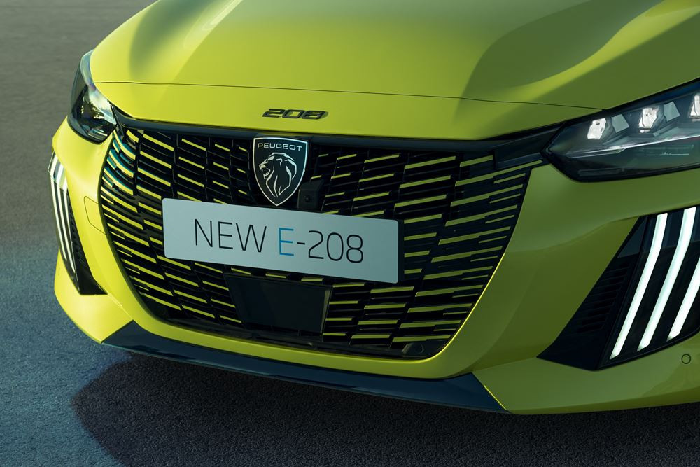 La Peugeot e-208 électrique au design réinventé arrive sur le marché