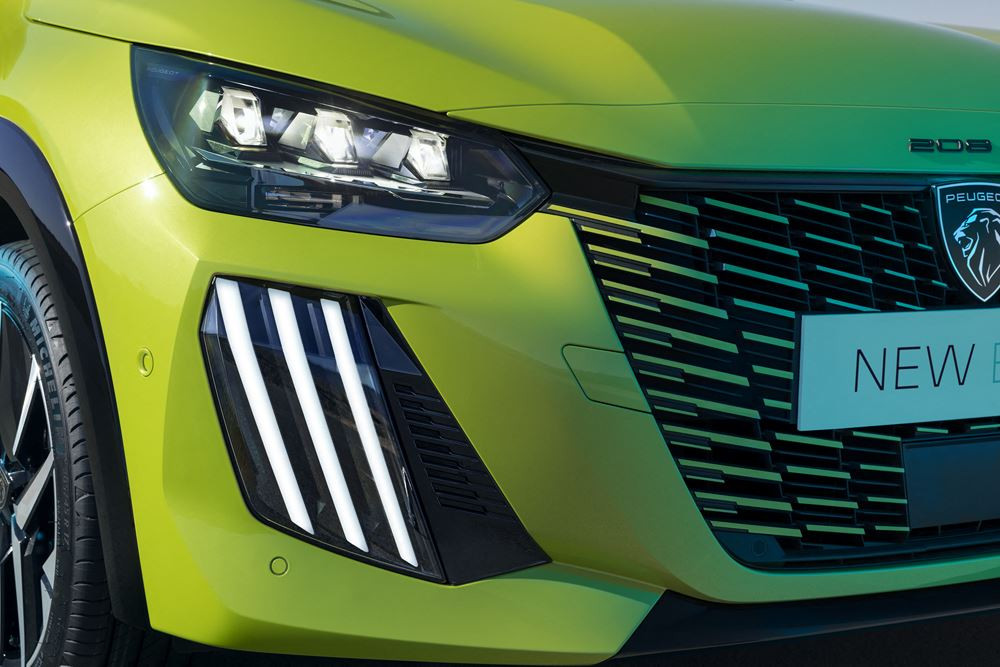 La Peugeot e-208 électrique au design réinventé arrive sur le marché