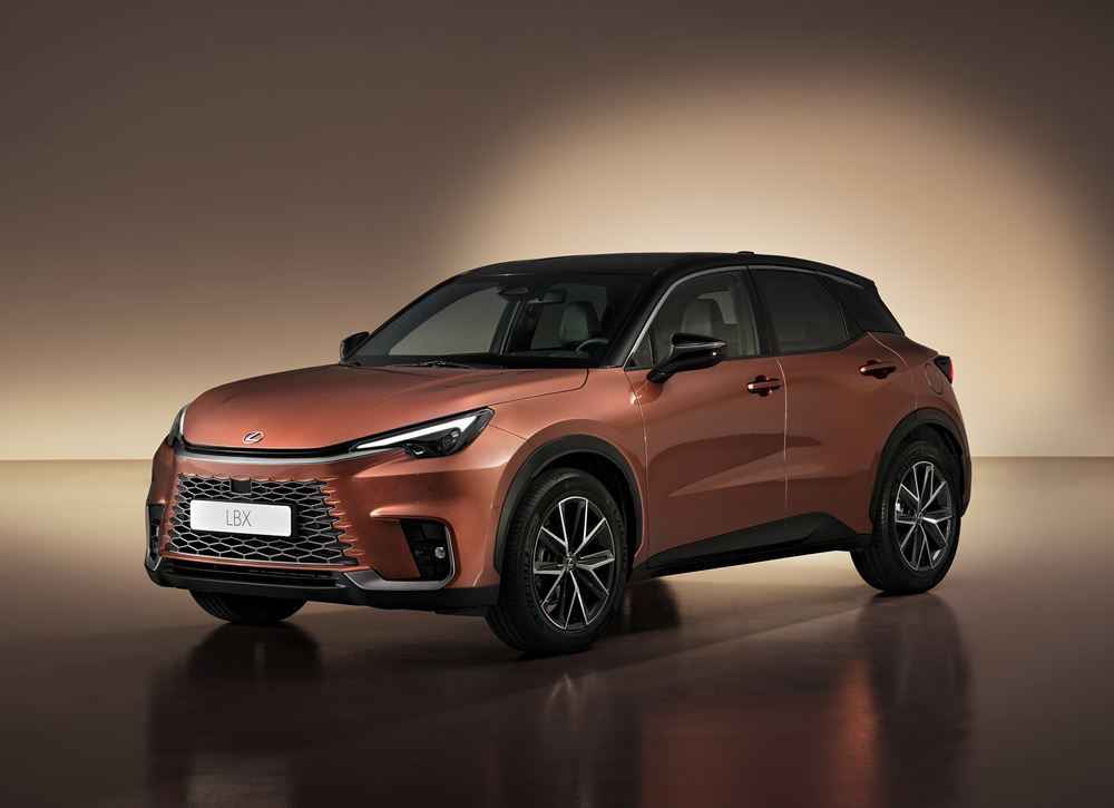 Le SUV urbain Lexus LBX hybride auto-rechargeable affiche une forte personnalité