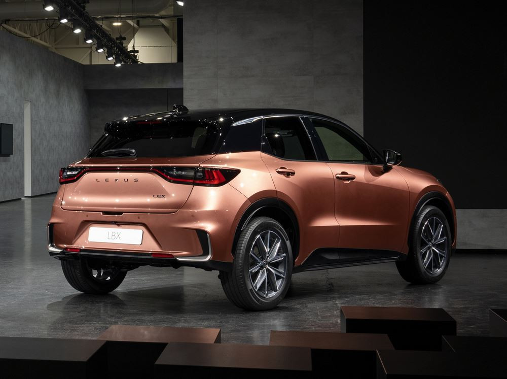 Le SUV urbain Lexus LBX hybride auto-rechargeable affiche une forte personnalité