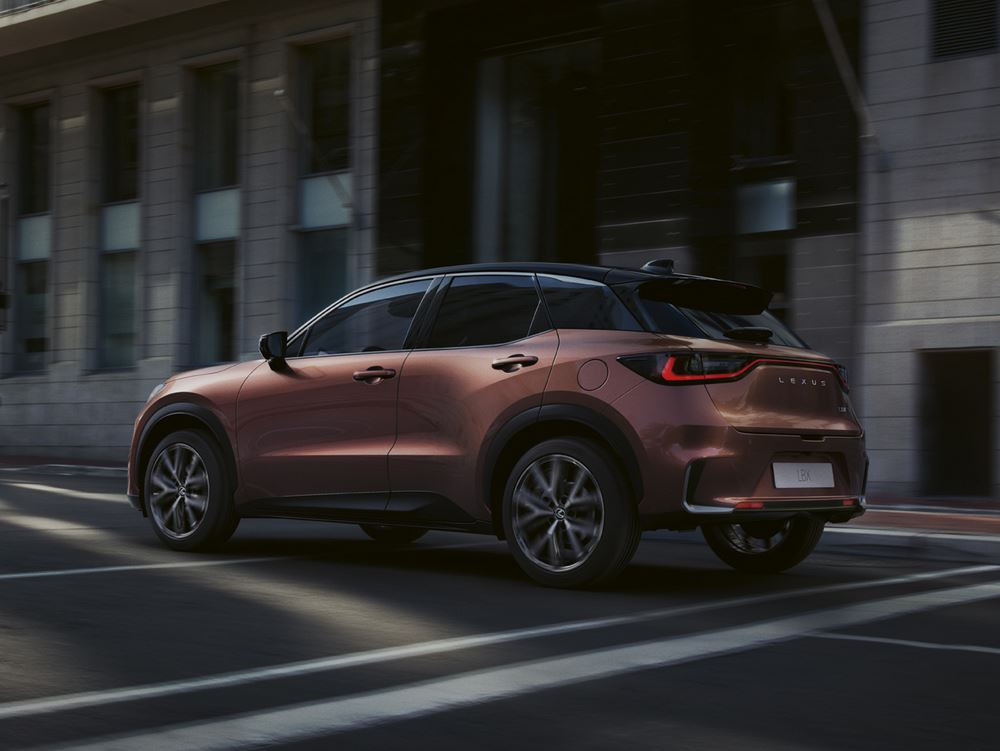 Le SUV urbain Lexus LBX hybride auto-rechargeable affiche une forte personnalité