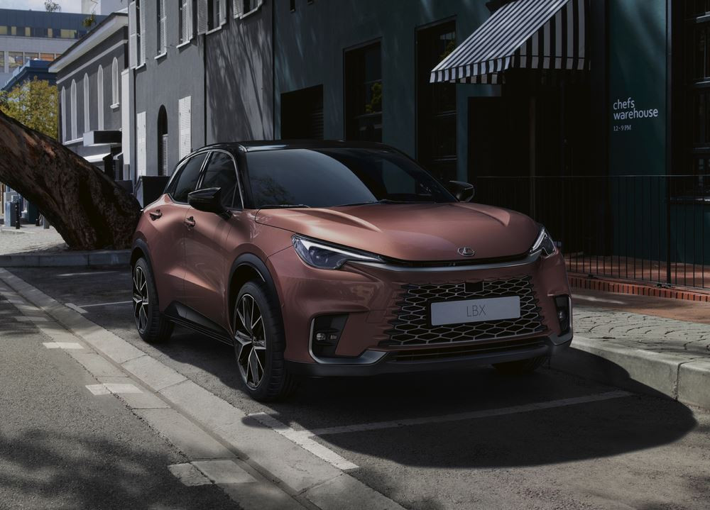 Le SUV urbain Lexus LBX hybride auto-rechargeable affiche une forte personnalité