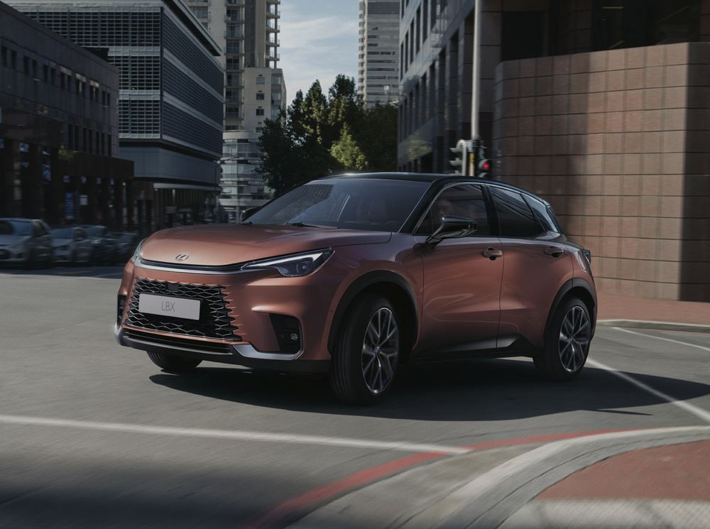 Le SUV urbain Lexus LBX hybride auto-rechargeable affiche une forte personnalité