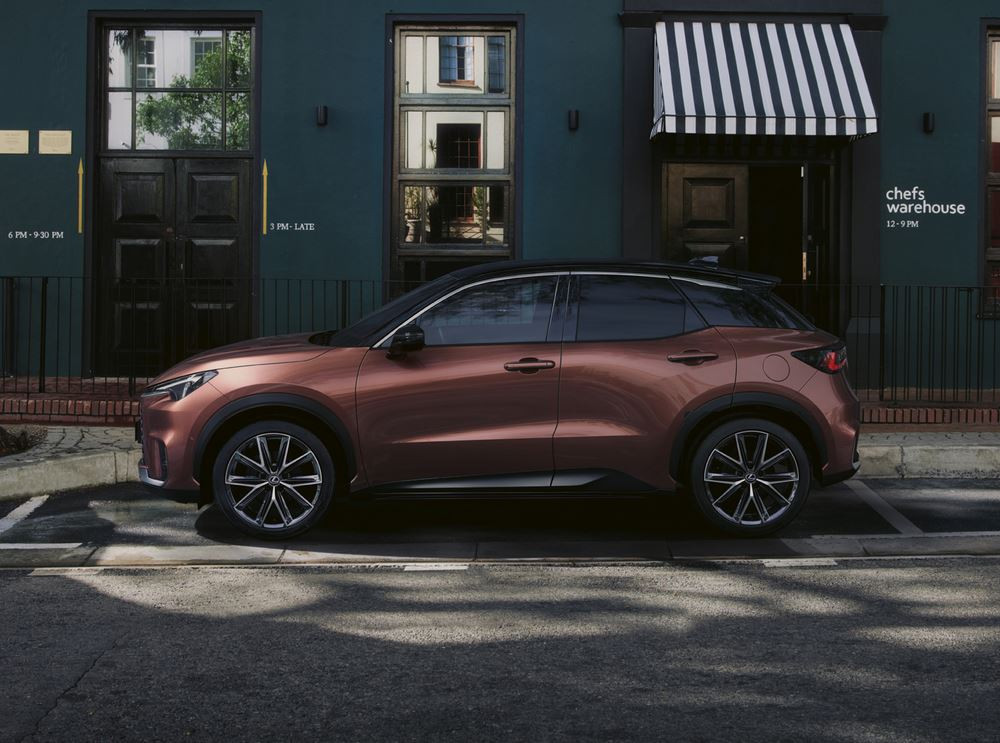 Le SUV urbain Lexus LBX hybride auto-rechargeable affiche une forte personnalité