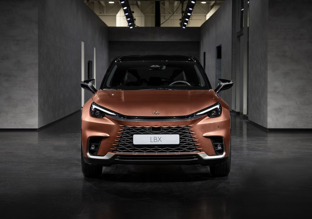 Le SUV urbain Lexus LBX hybride auto-rechargeable affiche une forte personnalité