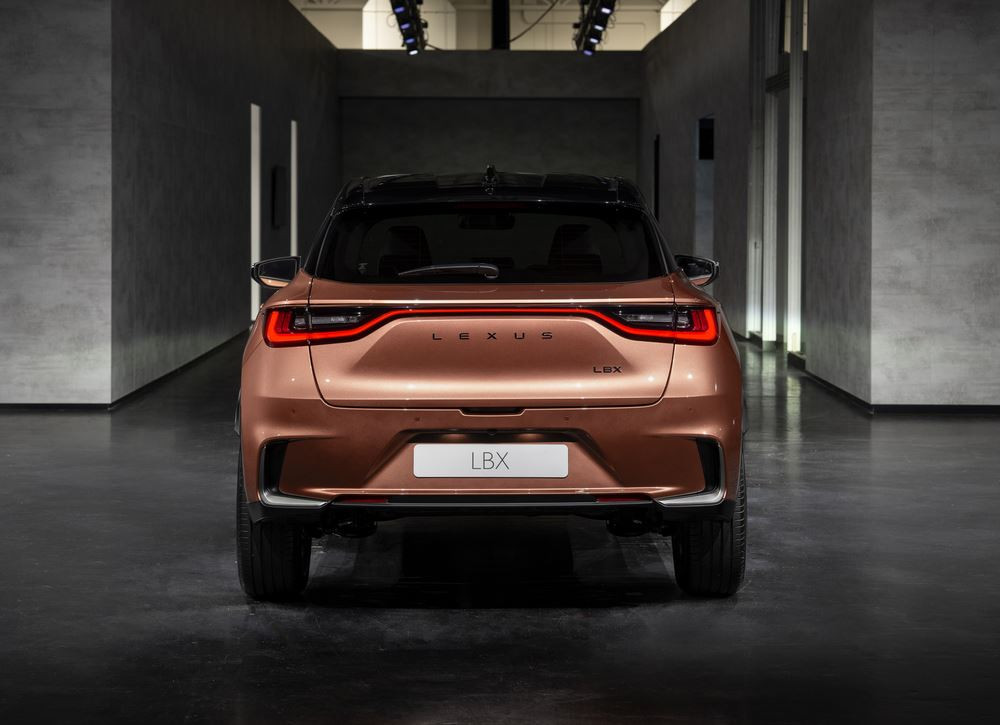 Le SUV urbain Lexus LBX hybride auto-rechargeable affiche une forte personnalité