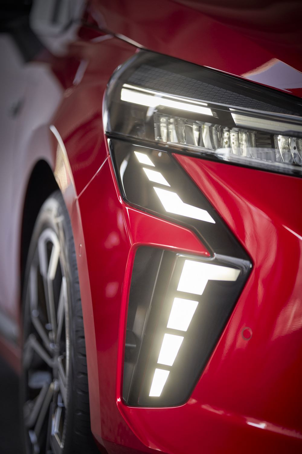 La citadine japonaise Mitsubishi Colt affiche les trois diamants de Mitsubishi