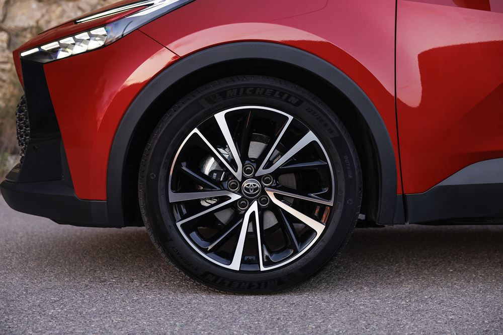 Le SUV du segment C Toyota C-HR affiche un style spectaculaire de concept-car