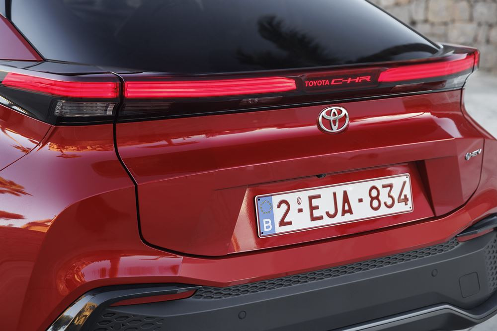 Le SUV du segment C Toyota C-HR affiche un style spectaculaire de concept-car