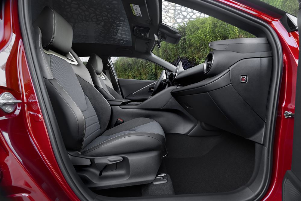 Le SUV du segment C Toyota C-HR affiche un style spectaculaire de concept-car