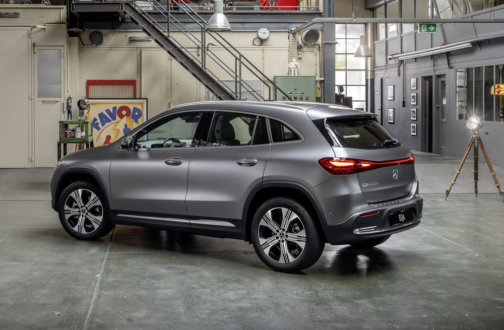 Le SUV compact électrique Mercedes EQA mis à jour en approche