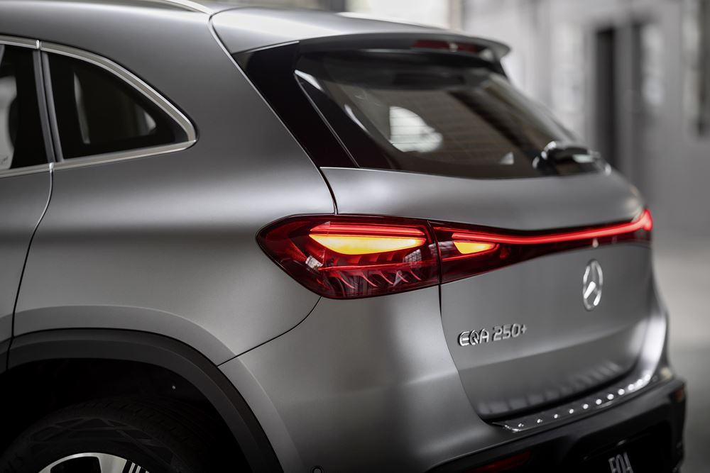 Le SUV compact électrique Mercedes EQA mis à jour en approche