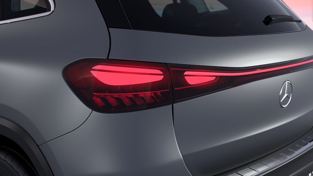Le SUV compact électrique Mercedes EQA mis à jour en approche