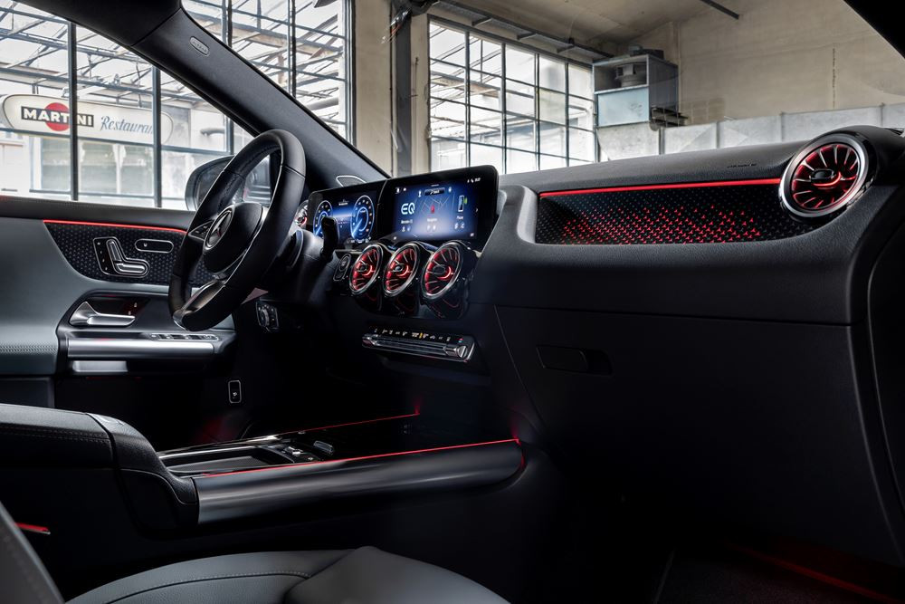 Le SUV compact électrique Mercedes EQA mis à jour en approche