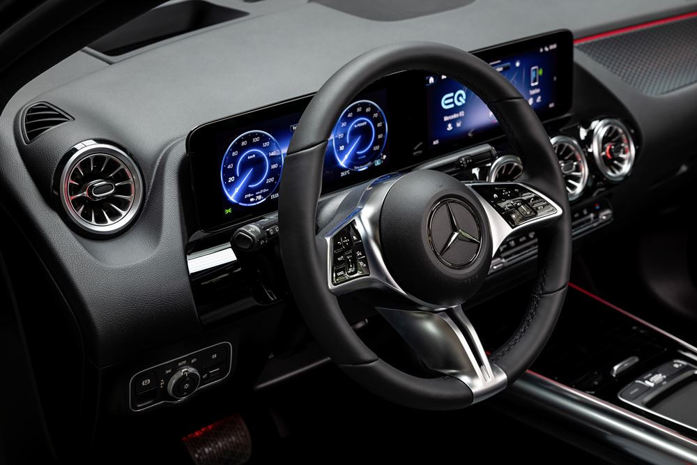 Le SUV compact électrique Mercedes EQA mis à jour en approche